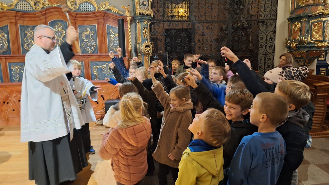 Dzieci podczas różańca